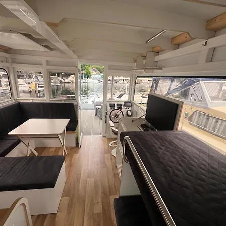 Botel Hausboot Rollyboot Evolution- Feste Am Steg *