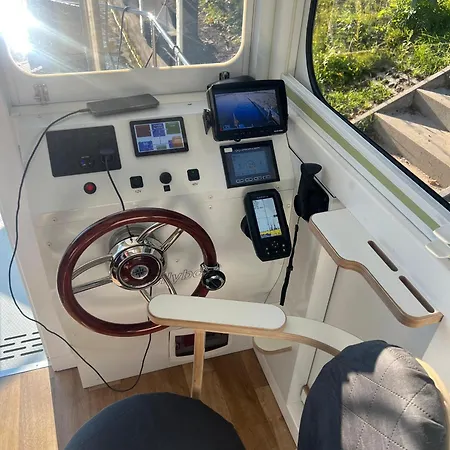 Botel Hausboot Rollyboot Evolution- Feste Am Steg *