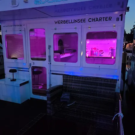 Botel Hausboot Rollyboot Evolution- Feste Am Steg